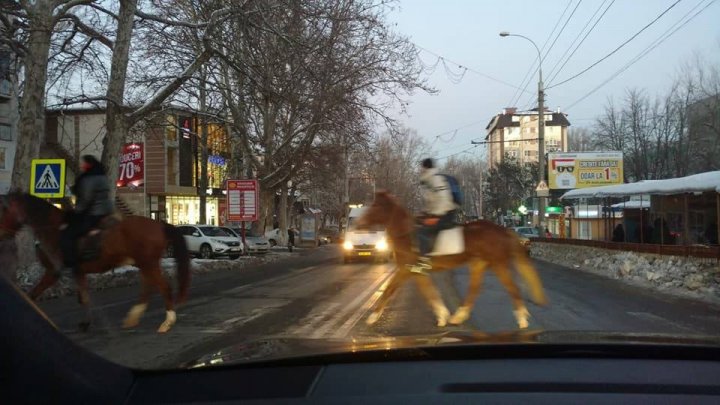 Metoda inedită pe care au găsit-o trei cetăţeni pentru a nu sta în ambuteiaj 