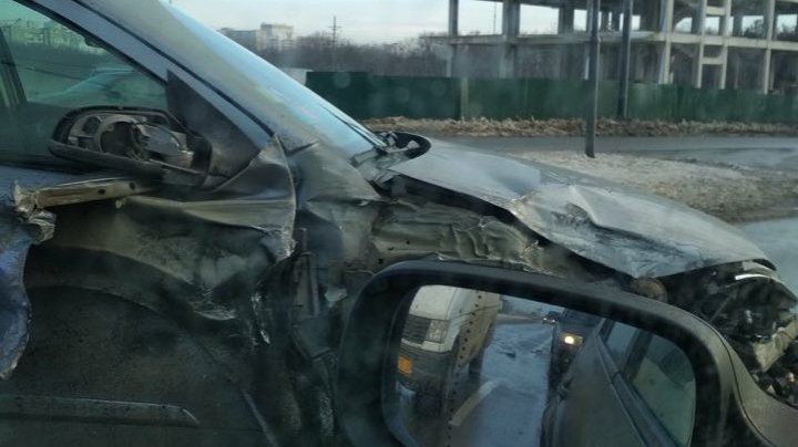 Accident ca în filme în cartierul Poșta Veche din Capitală. Un automobil a zburat într-un microbuz