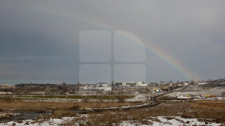 Fenomen spectaculos în Capitală: Curcubeu în miezul iernii (FOTO)