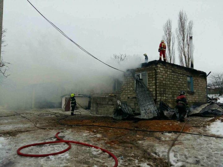 Incendiu în cantina şcolii din Cucuruzeni. Martorii au auzit o explozie puternică (FOTO)