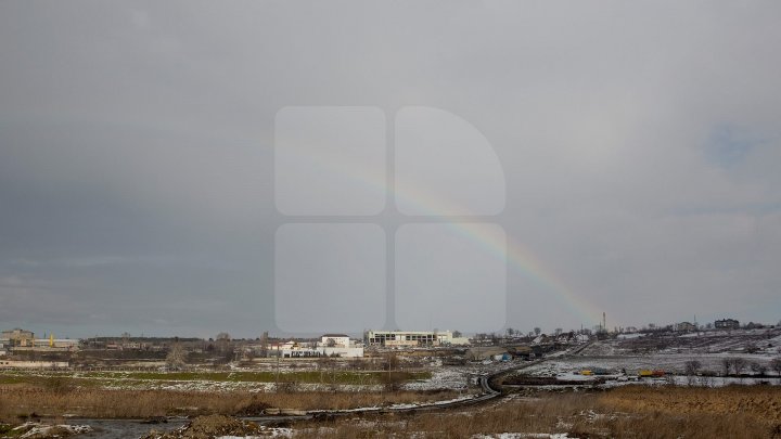 Fenomen spectaculos în Capitală: Curcubeu în miezul iernii (FOTO)