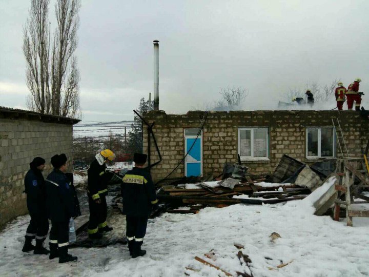 Incendiu în cantina şcolii din Cucuruzeni. Martorii au auzit o explozie puternică (FOTO)