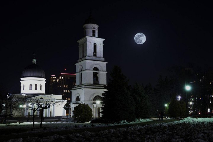 Super Luna albastră sângerie din această seară. Imagini inedite de pe cerul din Chişinău (FOTOREPORT)