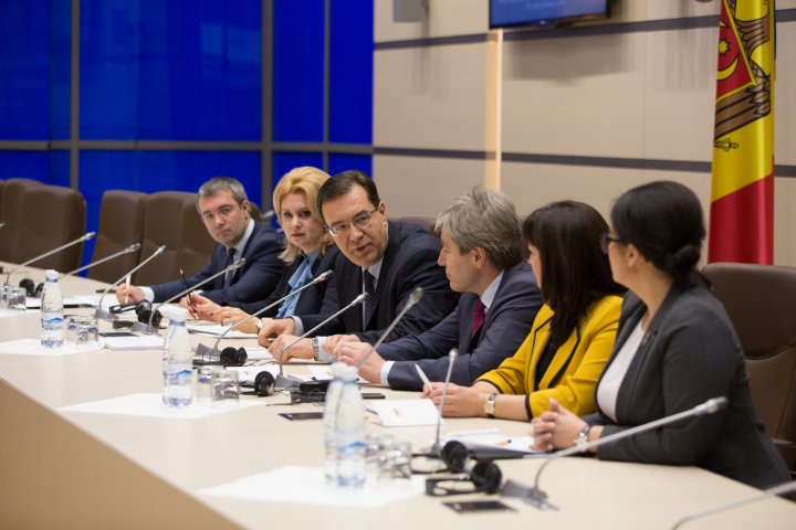 Votul mixt discutat de delegația Comisiei de la Veneția cu parlamentarii din opoziție și coaliție 