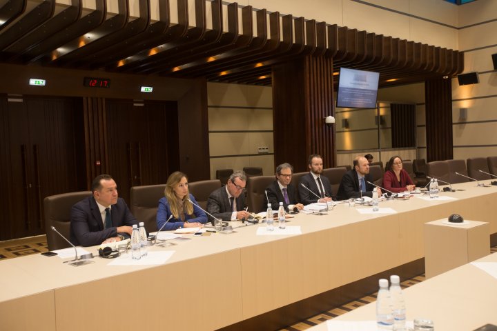 Votul mixt discutat de delegația Comisiei de la Veneția cu parlamentarii din opoziție și coaliție 