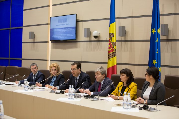 Votul mixt discutat de delegația Comisiei de la Veneția cu parlamentarii din opoziție și coaliție 