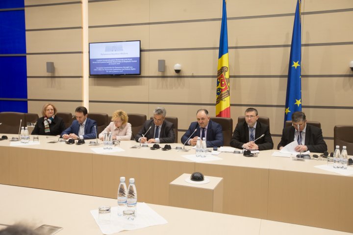 Votul mixt discutat de delegația Comisiei de la Veneția cu parlamentarii din opoziție și coaliție 