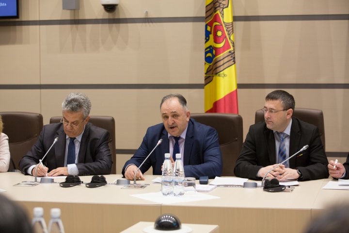 Votul mixt discutat de delegația Comisiei de la Veneția cu parlamentarii din opoziție și coaliție 