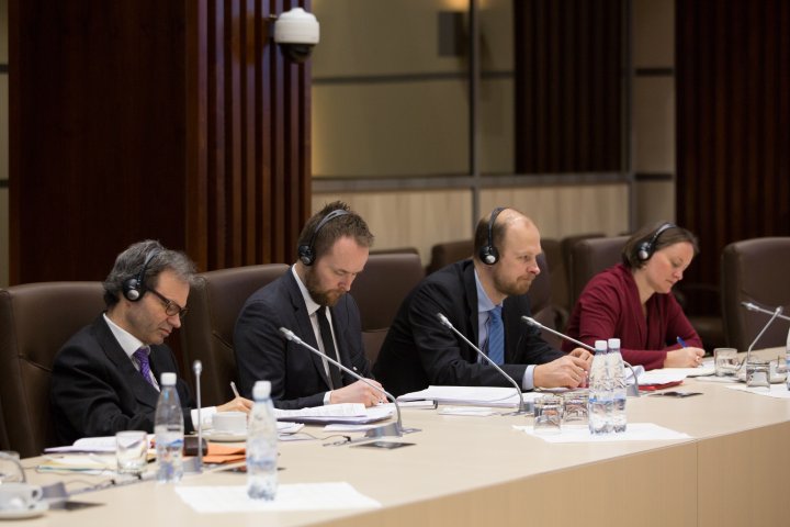 Votul mixt discutat de delegația Comisiei de la Veneția cu parlamentarii din opoziție și coaliție 