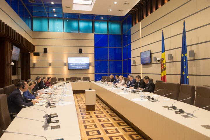 Votul mixt discutat de delegația Comisiei de la Veneția cu parlamentarii din opoziție și coaliție 