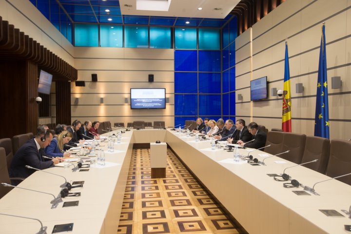 Votul mixt discutat de delegația Comisiei de la Veneția cu parlamentarii din opoziție și coaliție 