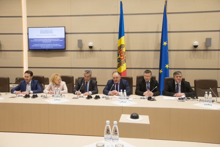 Votul mixt discutat de delegația Comisiei de la Veneția cu parlamentarii din opoziție și coaliție 