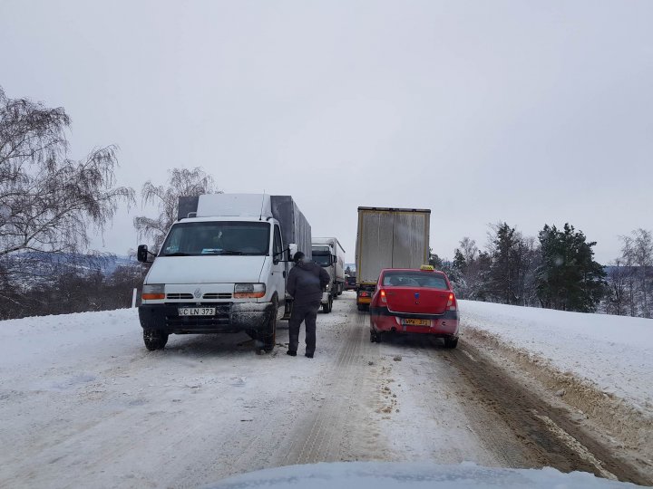 Mașini blocate pe șoseaua Chișinău - Leușeni. Se circulă cu dificultate (FOTO)