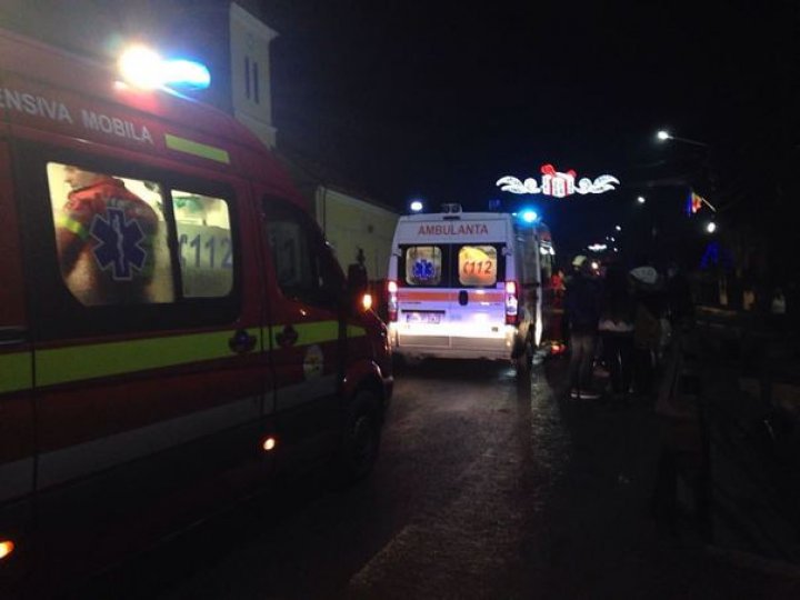 ȘASE COPII RĂNIȚI, după ce un adolescent băut şi fără permis auto a intrat cu maşina în trei grupuri de colindători (FOTO)