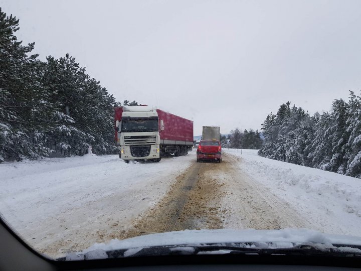 Mașini blocate pe șoseaua Chișinău - Leușeni. Se circulă cu dificultate (FOTO)