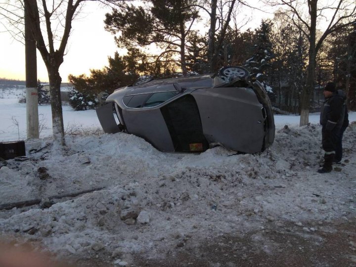 Accident ca în filme la Sângerei, provocat de POLEI. Un automobil a intrat într-un autobuz, după care a zburat într-un copac (FOTO)