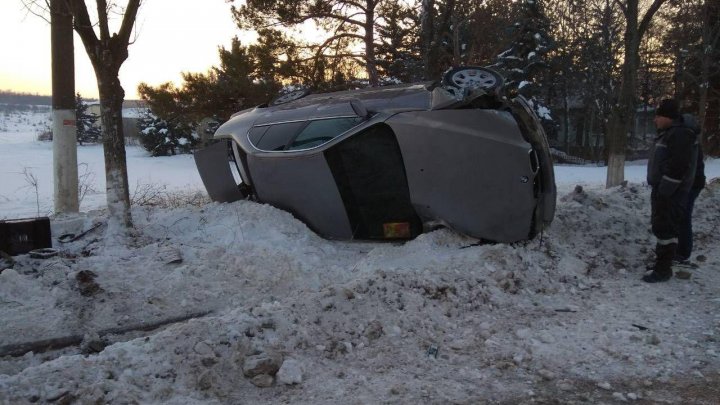 Accident ca în filme la Sângerei, provocat de POLEI. Un automobil a intrat într-un autobuz, după care a zburat într-un copac (FOTO)