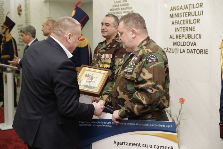 Trei veterani de război au primit apartamente cu o camera în municipiul Chișinău (FOTO)