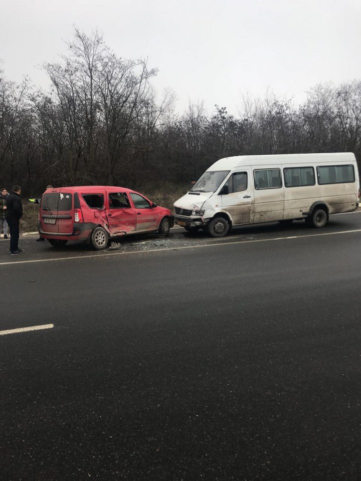 ACCIDENT lângă Peresecina: Un automobil s-a lovit frontal cu un microbuz de rută (FOTO)