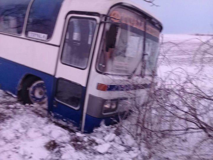 Autobuzul de pe ruta Chișinău-Țâpala, cu 35 de pasageri la bord, a ajuns într-un şant. Care este starea călătorilor (FOTO)