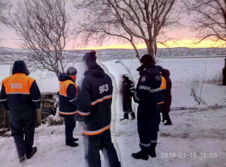 Autobuzul de pe ruta Chișinău-Țâpala, cu 35 de pasageri la bord, a ajuns într-un şant. Care este starea călătorilor (FOTO)