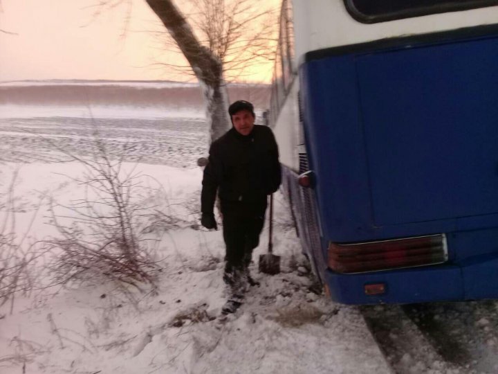 Autobuzul de pe ruta Chișinău-Țâpala, cu 35 de pasageri la bord, a ajuns într-un şant. Care este starea călătorilor (FOTO)