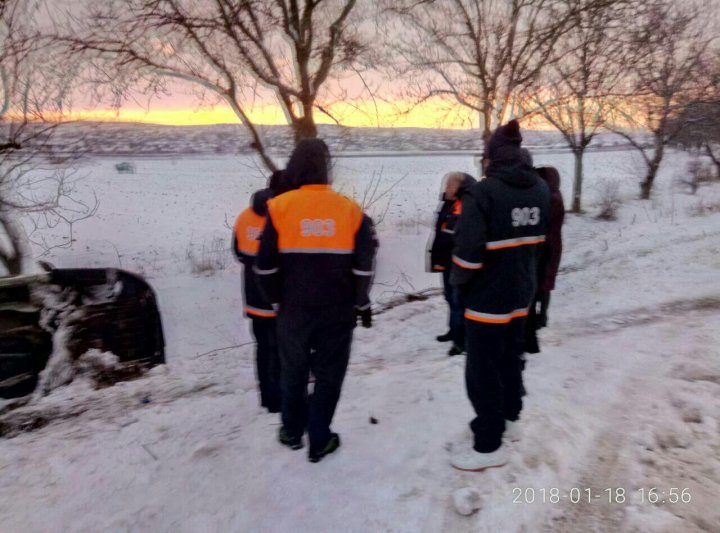 Autobuzul de pe ruta Chișinău-Țâpala, cu 35 de pasageri la bord, a ajuns într-un şant. Care este starea călătorilor (FOTO)