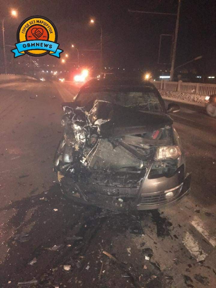 Accident în Capitală. Două mașini s-au ciocnit frontal, după ce un şofer a ieşit pe contrasens (FOTO)