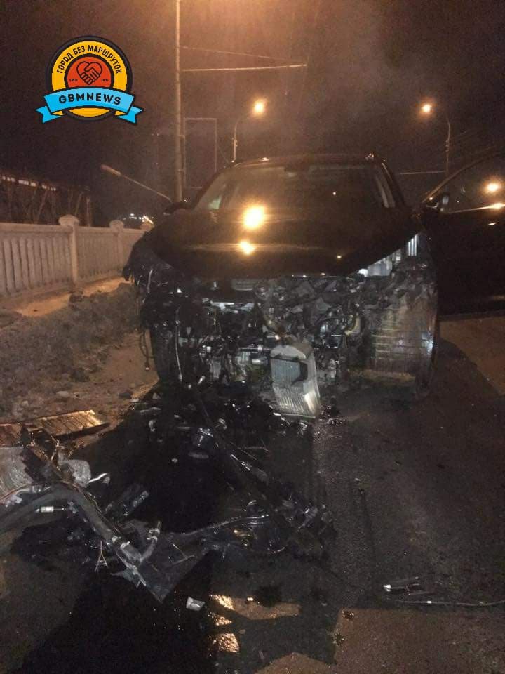 Accident în Capitală. Două mașini s-au ciocnit frontal, după ce un şofer a ieşit pe contrasens (FOTO)