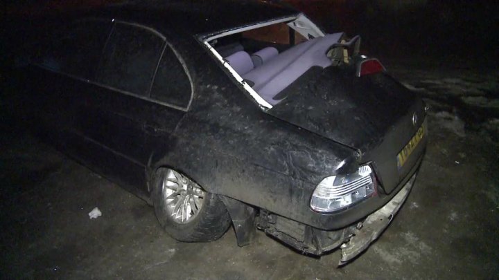 Beat şi fără permis de conducere. Un tânăr a scăpat nevătămat după ce a doborât cu maşina un stâlp (FOTO)