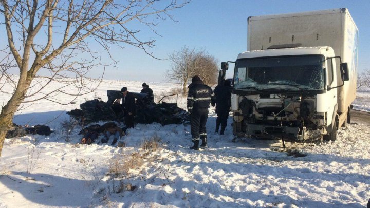 Patru angajați ai Poștei Moldovei au murit într-un grav accident rutier. Mașina Lada s-a lovit de un camion (IMAGINI ŞOCANTE)