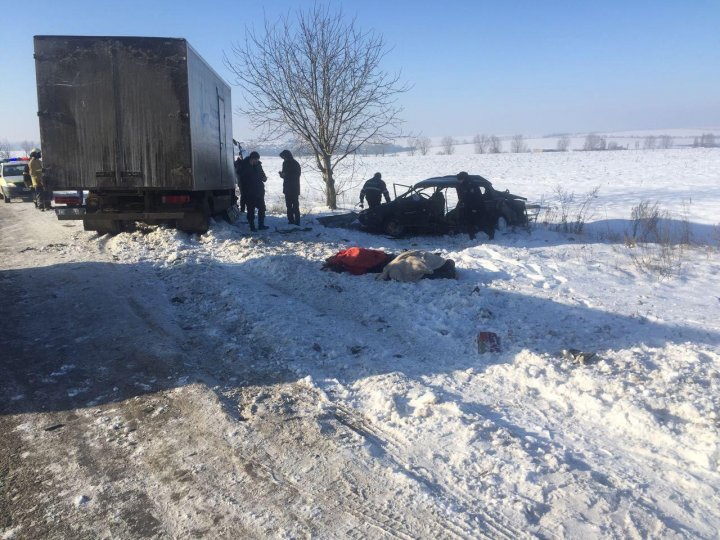 Patru angajați ai Poștei Moldovei au murit într-un grav accident rutier. Mașina Lada s-a lovit de un camion (IMAGINI ŞOCANTE)