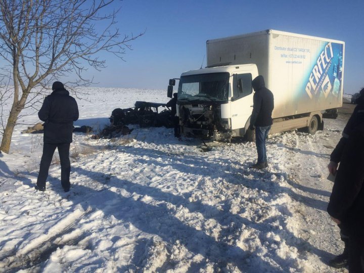 Patru angajați ai Poștei Moldovei au murit într-un grav accident rutier. Mașina Lada s-a lovit de un camion (IMAGINI ŞOCANTE)