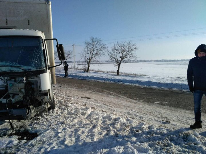 Patru angajați ai Poștei Moldovei au murit într-un grav accident rutier. Mașina Lada s-a lovit de un camion (IMAGINI ŞOCANTE)