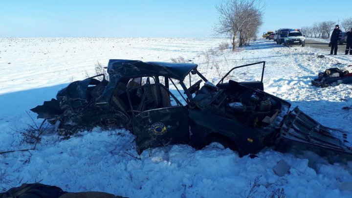 Patru angajați ai Poștei Moldovei au murit într-un grav accident rutier. Mașina Lada s-a lovit de un camion (IMAGINI ŞOCANTE)