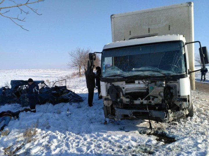 Patru angajați ai Poștei Moldovei au murit într-un grav accident rutier. Mașina Lada s-a lovit de un camion (IMAGINI ŞOCANTE)