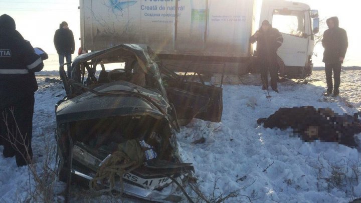 Patru angajați ai Poștei Moldovei au murit într-un grav accident rutier. Mașina Lada s-a lovit de un camion (IMAGINI ŞOCANTE)