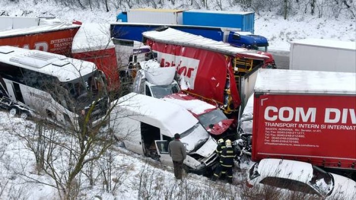 HAOS pe străzile Cehiei din cauza ninsorilor abundente: Drumuri blocate şi accidente în lanţ