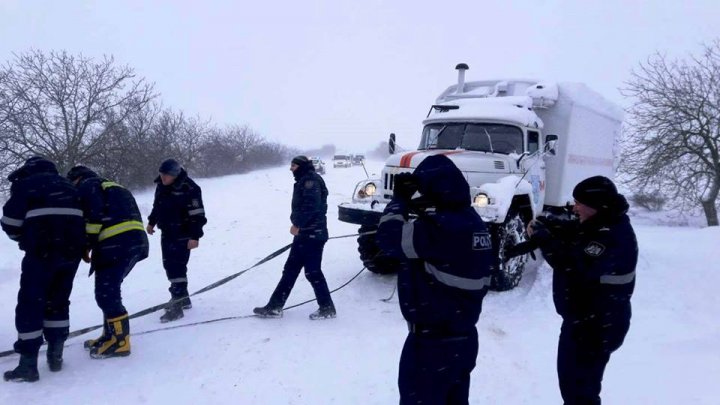 VREMEA REA FACE RAVAGII: O ambulanță în care se afla un copil de 3 luni a derapat de pe traseu în raionul Rezina (FOTO)