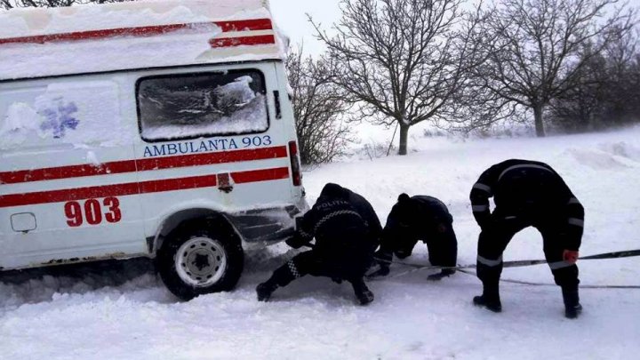 VREMEA REA FACE RAVAGII: O ambulanță în care se afla un copil de 3 luni a derapat de pe traseu în raionul Rezina (FOTO)