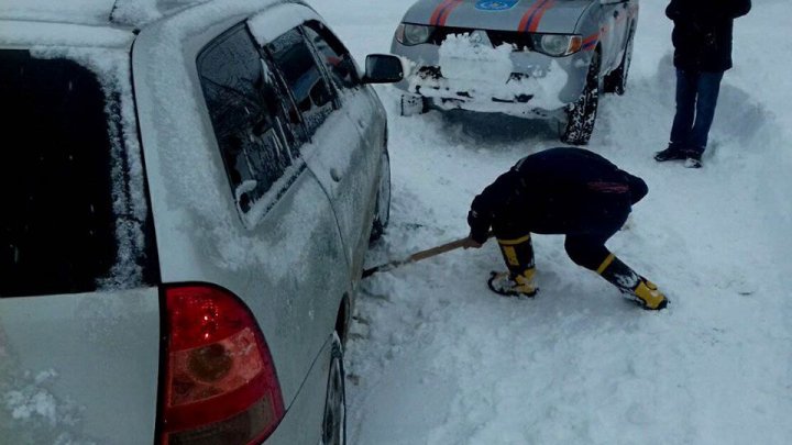 VREMEA REA FACE RAVAGII: O ambulanță în care se afla un copil de 3 luni a derapat de pe traseu în raionul Rezina (FOTO)