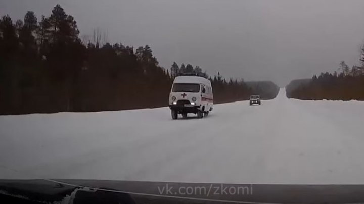 NO COMMENT: O ambulanță a fost surprinsă circulând fără o roată (VIDEO)