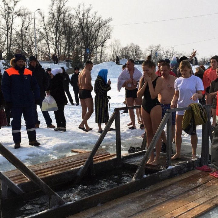 Tradiții de Bobotează! Cum arată RUSOAICELE care fac baie în apa îngheţată, pe un ger năpraznic (FOTO)