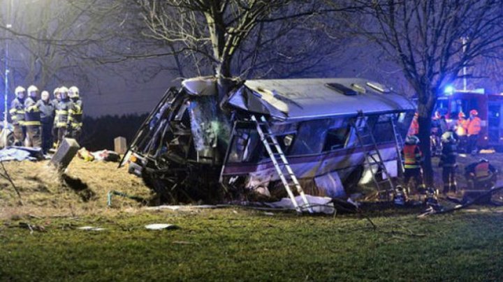 CARNAGIU LÂNGĂ PRAGA! Cel puțin trei morți și 45 de răniți, după ce un autobuz s-a ciocnit de o mașină (FOTO/VIDEO)