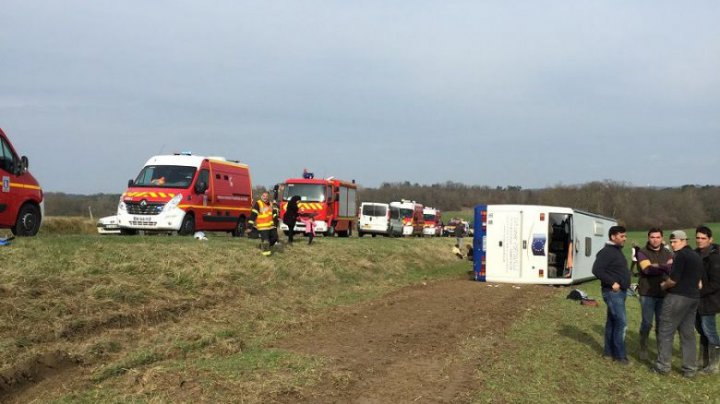 GRAV ACCIDENT ÎN FRANȚA. 27 de persoane au ajuns la spital după ce autobuzul în care se aflau s-a răsturnat