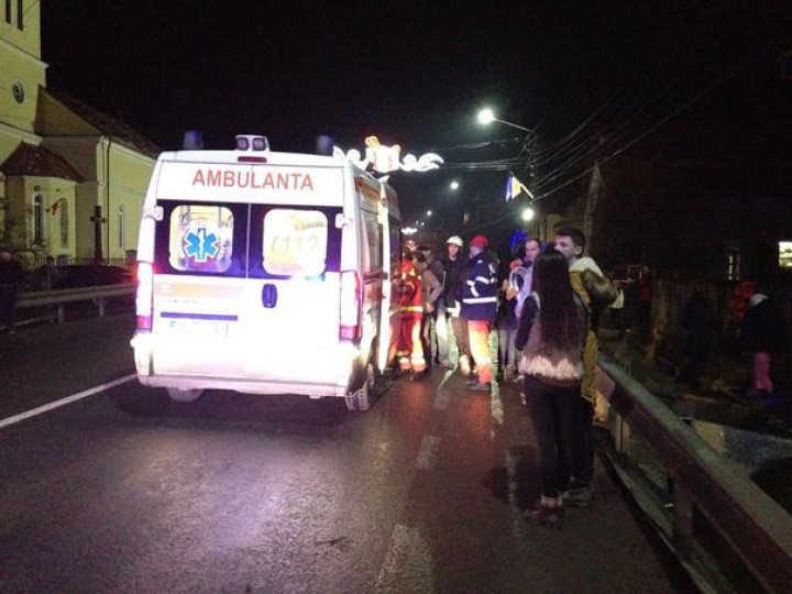 ȘASE COPII RĂNIȚI, după ce un adolescent băut şi fără permis auto a intrat cu maşina în trei grupuri de colindători (FOTO)