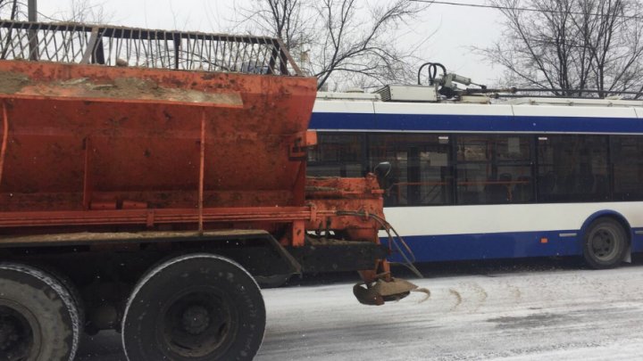 În Capitală se circulă în condiţii de iarnă! Exdrupo împrăştie material antiderapant pe străzi (FOTO)