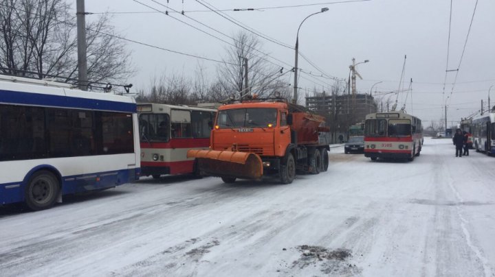 În Capitală se circulă în condiţii de iarnă! Exdrupo împrăştie material antiderapant pe străzi (FOTO)