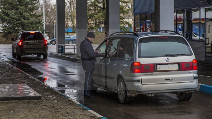 Aglomeraţie la frontiera moldo-română! Mii de moldoveni au luat calea muntelui 