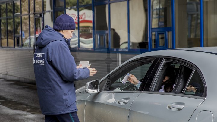 Aglomeraţie la frontiera moldo-română! Mii de moldoveni au luat calea muntelui 